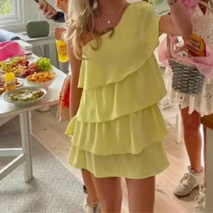 Volangklänning  - Volangklänning från zara. 