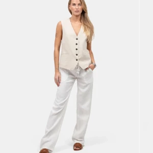 lågmidjade linnebyxor - Vita superfina linnebyxor, nypris 799. Använda fåtal gånger, bra skick.❤️