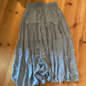 Armé grön lång kjol - Bra skicka har själv inte använt den