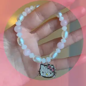 Cute hello Kitty armband med rosenkvarts pärlor. Finns endast 1 kvar!🌸