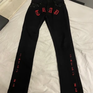 NIPSETT JEANS - Nipsett jeans ”Trap Saved Me” som är helt oanvända och i bra skick. Jeansen säljs inte längre och därav finns den inte att köpa eller hitta online. Storlek 32W 33L. Kan hämtas/mötas i stockholm.