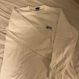 Stüssy Tröja - Knappt använd äkta stüssy långarmad tshirt, storlek M men mer som en L. Pris kan diskuteras vid snabb affär! 