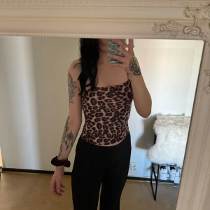 Leopard topp - Storlek M, passar S, från Nelly, superfint men inte min stil längre. 🥰❤️
