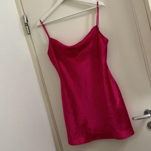 Söt rosa satin klänning - Sommarklänning i satin, supersöt rosa. Storlek XS från NLY trend/nelly. 