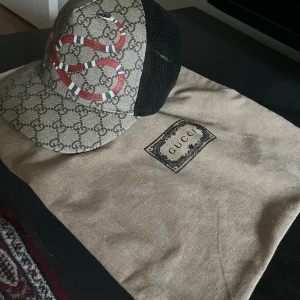 Gucci keps  - En king snake beige keps använd fåtal gånger men inga orsaker 10/10 skick. Pris kan diskuteras vid snabbaffär tveka inte på att höra av dig kring funderingar eller frågor 