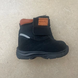 Barnskor från kavat stl. 20 - Svarta skor med bruna detaljer från märket Kavat. De är endast använda en gång.  Storlek 20.  Säljs för 350kr.  Jag kan mötas upp i Stockholm eller skicka skorna, men då står du för frakten. 