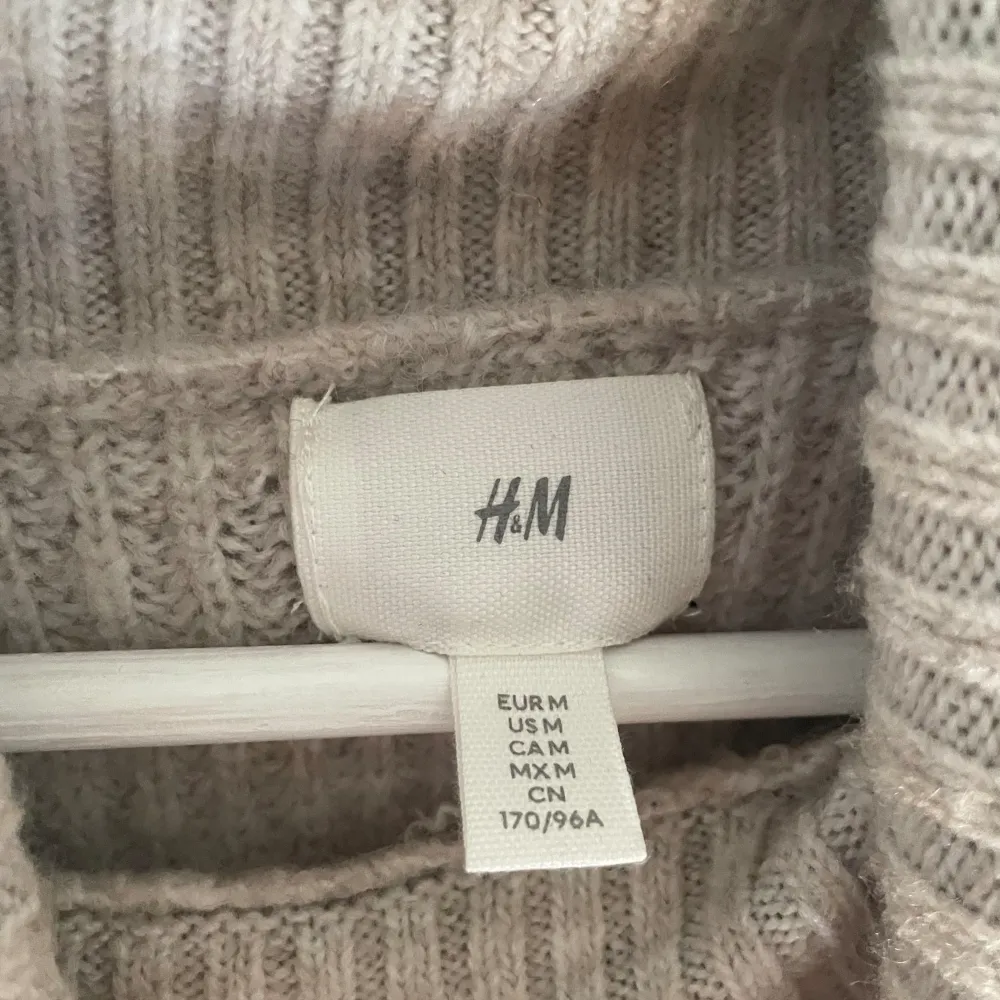 Stickad tröja från H&M Aldrig använd- tjockare krage på. 🥂🥂. Stickat.
