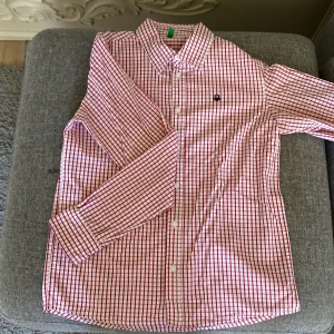 Två par skjortor  - Säljer två par skjortor i Storlekarna S. En första är från United Colors of Benington för 899kr. Och den andra från Zara för 499. Får. Båda för 200 kr inga defekter eller så. Kan också köpa enskilt men måste ej. Kontakta vid intresse. 