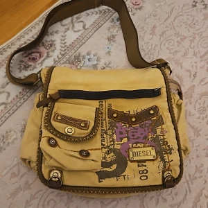 Diesel väska - INTRESSEKOLL på min sjukt snygga vintage diesel väska. Massor av fickor och får plats med mycket 💞