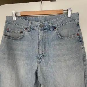 Bootcut jeans i jättefin ljusblå tvätt. Köpt på herravdelning.  Storleken är mer som en W30. 