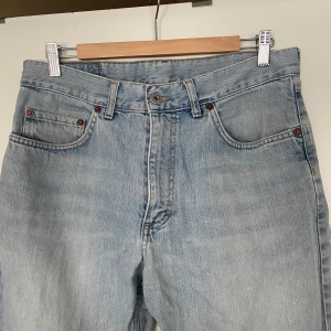 Blå bootcut jeans - Bootcut jeans i jättefin ljusblå tvätt. Köpt på herravdelning.  Storleken är mer som en W30. 