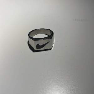 Tja! Jag säljer nu denna Nike ring som är ett koncept💪Den är silvrig och aldrig använd💯Den är i storlek 10🩶Hör av dig vid frågor