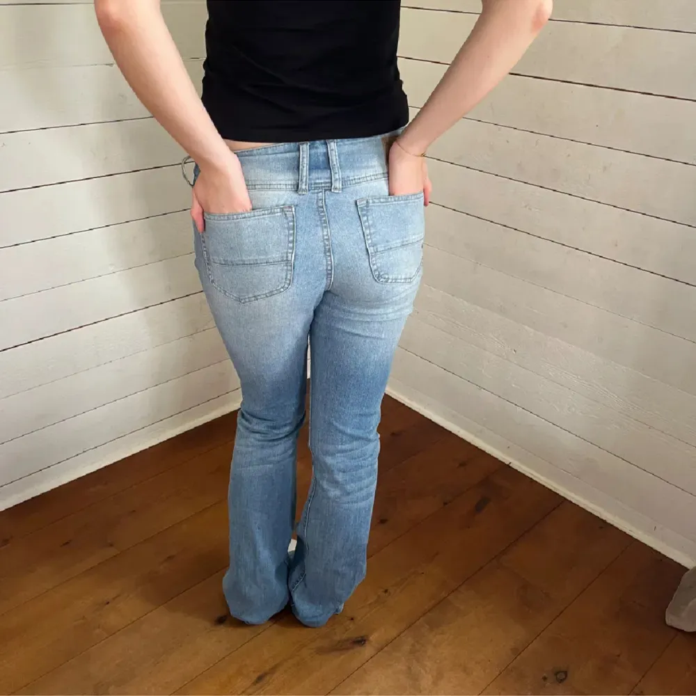 Lågmidjade bootcut jeans i storlek s. Köpt på Plick och säljer p.g.a att de ej passar. Skriv för fler bilder😇💖. Jeans & Byxor.