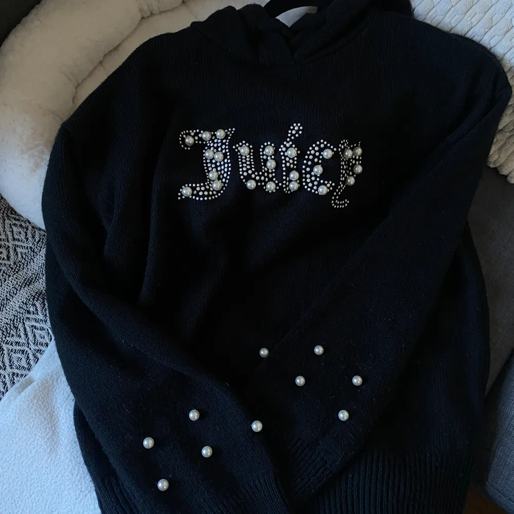 Säljer denna dina Juicy couture tröja då den inte kommer något till användning längre. Frakt tillkommer, pm för fler bilder eller annat✨😊. Hoodies.