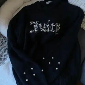 Säljer denna dina Juicy couture tröja då den inte kommer något till användning längre. Frakt tillkommer, pm för fler bilder eller annat✨😊