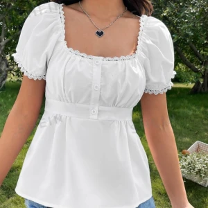 Vit blus  - Vit sommar blus!🤍 jätte gullig, storlek XS, aldrig använd. Den var ganska dyr så pruta inte 