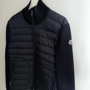 Moncler cardigan  - Moncler cardigan i storlek M. Nyskick då den endast använts ett fåtal gånger. Tveka inte på att höra av er vid eventuella frågor eller funderingar!  Bevis på äkthet finns på begäran!