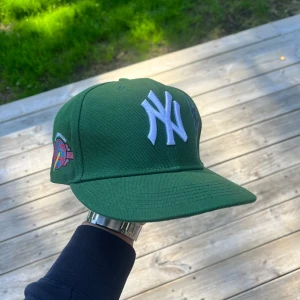 New era keps - Säljer en helt ny riktigt fet New era keps, helt oanvänd utan defekter. Skriv privat vid minsta fundering, priset är inte hugget i sten.