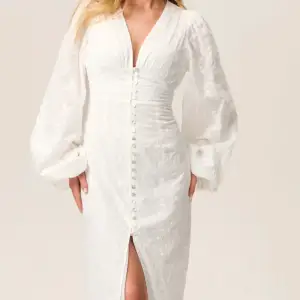 Säljer denna klänning då den var fel i storleken på mi😞den har prislappen kvar och aldrig använd! Den är i storlek 42 men skulle säga att det är mer som en 38/40🥰nypris 1695