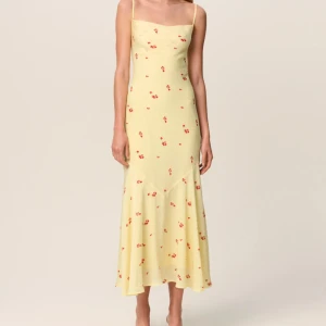 Gul Adoore klänning - Säljer min sjukt fina klänning från Adoore köpt förra året. Endast använd en gång, så i perfekt skick!! Skriv för mer bilder⭐️💛🌟köpt för 1495