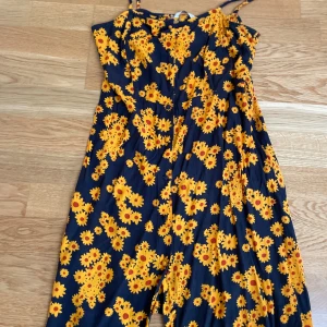 Sommarklänning  - Fin sommarklänning med 🌻-mönster. Storlek 42 men snarare 38/40. Den är i fint skick och bara använd någon enstaka gång ✨