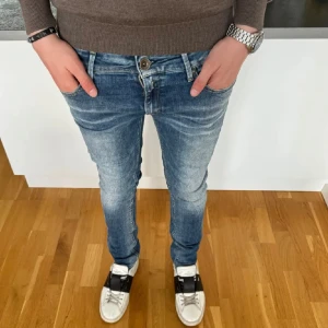 Replay jeans - Ett par sköna replay jeans med riktigt najs färg. Storlek 32 32. Hör av er vid fler frågor eller funderingar 