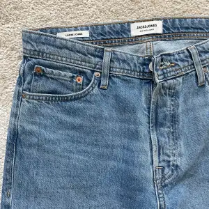 Säljer dessa Jack&Jones jeans i modellen Loose/Chris. Jeansen är inte mycket använda alltså i mycket bra skick. Storlek 31/32. Hör av dig vid frågor eller funderingar! 