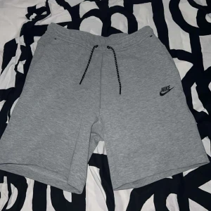 nike shorts - säljer dessa nike shorts, knappt använda!💕