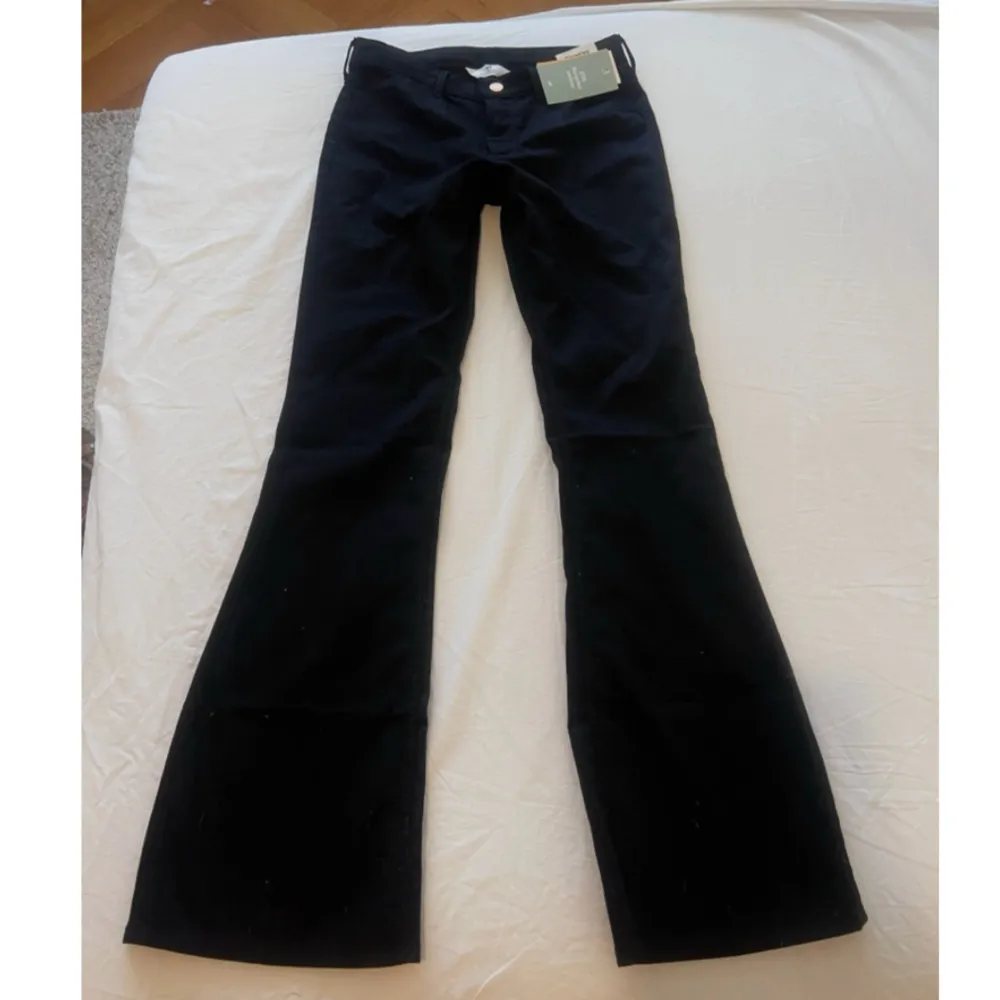 Säljer dessa lågmidjade bootcut jeans från h&m helt oanvända💗 Storlek 170 men passar S💗. Jeans & Byxor.