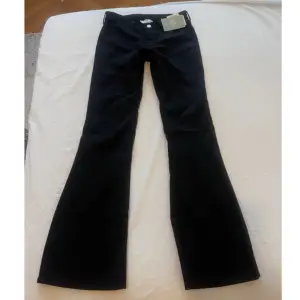 Säljer dessa lågmidjade bootcut jeans från h&m helt oanvända💗 Storlek 170 men passar S💗 Midjemått: 37 cm med stretch innerbenslängd: 80 cm
