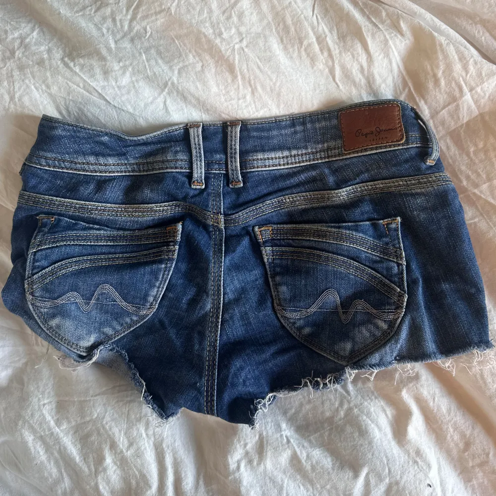 lågmidjade blåa jeanshorts som även är för små för mig tyvärr men som jag älskar. Shorts.