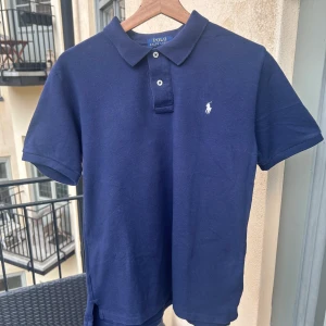 Polo Ralph Lauren Pima Cotton piké, killstorlek Large (14-16 år) - Otroligt skön piké i pima-bomullstyg från Ralph Lauren i nästintill nyskick! Köpt på NK Teens för 899kr, killstorlek Large vilket passar 14-16 år, alternativt 170-175cm så funkar även som vanlig herrstorlek. Kan mötas i Sthlm!