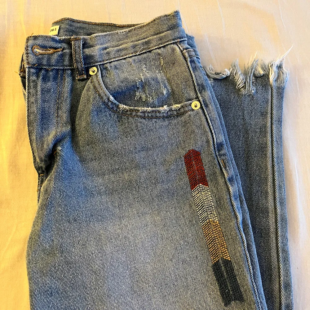 De jeansen var mina favoriter i flera år men i nuläget används de inte alls. Jeansen köptes i Spanien och är god skick. De har ett unikt mönster på och modellen är med lite slitna håll🎀. Jeans & Byxor.