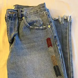De jeansen var mina favoriter i flera år men i nuläget används de inte alls. Jeansen köptes i Spanien och är god skick. De har ett unikt mönster på och modellen är med lite slitna håll🎀