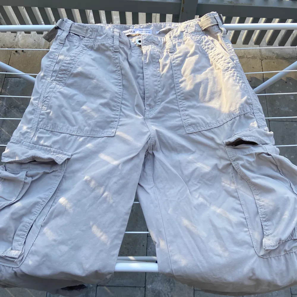 Cargo pants från Bershka i rak modell, mycket fint skick🤍. Jeans & Byxor.