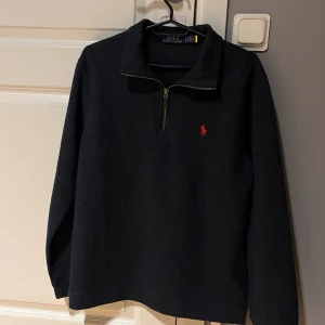 Ralph lauren halv zip - Säljer en polo Ralph lauren halv zip då den inte passade. Den är i nyskick och inga defekter! Storlek L