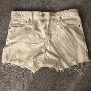 Jeansshorts - Säljer dessa superfina vita jeansshorts. 