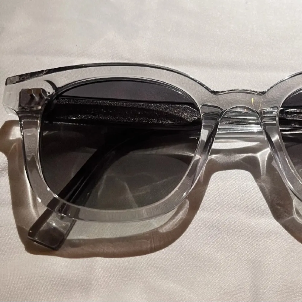 Säljer dessa stilrena chimis i modell 02. Glasögon är endast använda en gång, skick 10/10. Kvitto, lådor, dukar, etc medföljer vid köp. Tveka inte att höra av er vid frågor! . Accessoarer.