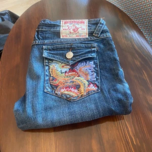True religeon Billy - True religeon jeans i modellen Billy storlek 32, midjemått 39cm och benöppning 19cm jättefina med snyggt tryck på en av bakfickorna💖🙌 vädligt bra shick och köpta här på plick💞
