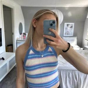 Underbar zara-topp! - Säljer denna jättesöta topp från zara perfekt till sommaren! Halterneck, öppen rygg och knyte där bak! Storlek S men passar olika beroende av hur man knyter den!🥰 I nyskick, lappen är bara precis borttagen!