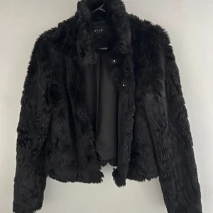 Jacka - Skit snygg päls jacka:) fake päls! Kommer inte till användning tyvärr:)kan diskutera pris