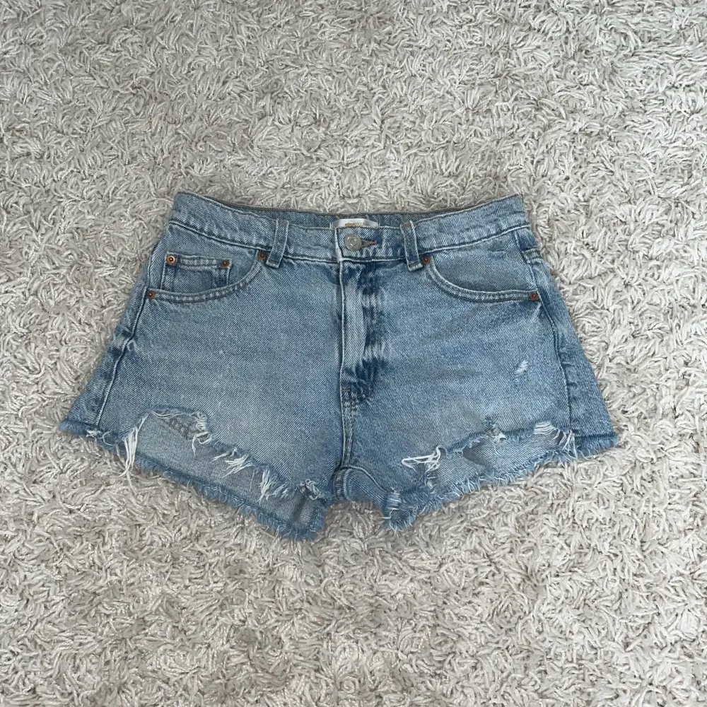 Säljare nu mina super snygga jeans shorts från Gina Young då dom blivit försmå för mig💞Tveka inte att fråga om ni har några frågor💗💗. Shorts.