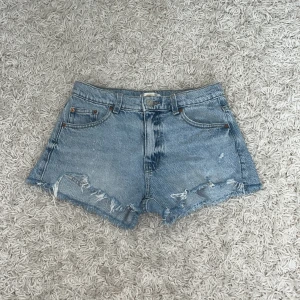 Jeans shorts  - Säljare nu mina super snygga jeans shorts från Gina Young då dom blivit försmå för mig💞Tveka inte att fråga om ni har några frågor💗💗