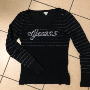 Guess tröja - Fint skick men det fattas några stenar