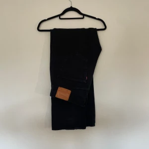 Levis - Hej säljer mina Levis 501 då dom inte kommer till användning så ofta. Skicka ett meddelande om du har några funderingar!