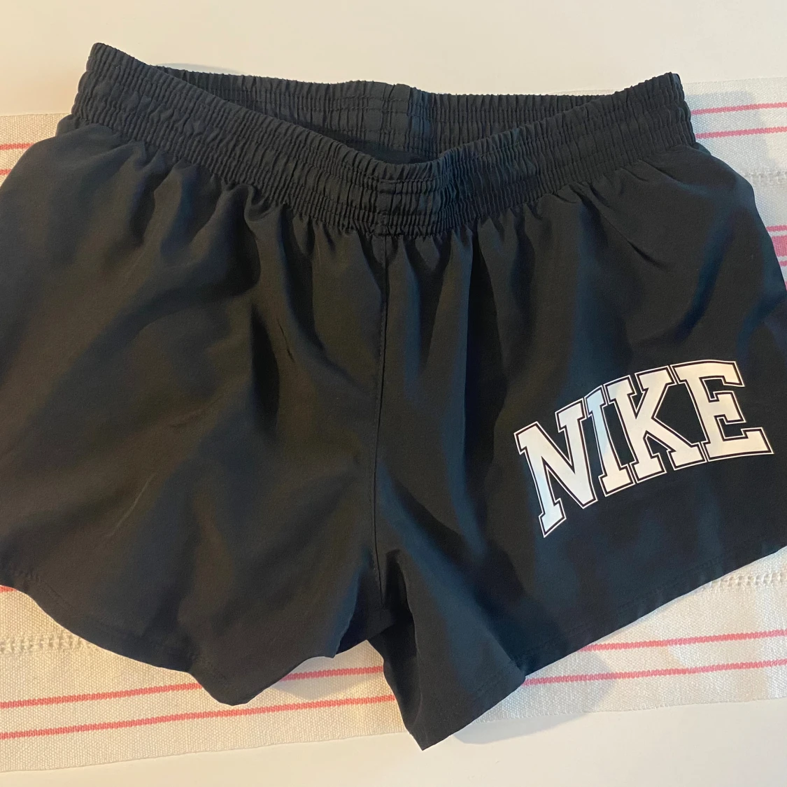Lågmidjade träningsshorts från Nike - 90