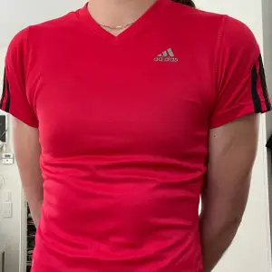 Röd adidas t-shirt för träning i storlek XS/S. Lappen är urklippt men tröjan är i gott skick och har inte använts särskilt mycket. 