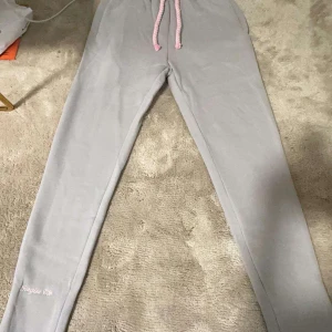 Syna world tracksuit  - Helt ny syna world tracksuit i använd