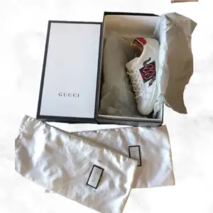 Ett par riktigt feta Gucci ace skor, helt perfekta till sommaren! Det ingår två dustbags och original låda! Hör av er vid funderingar🤩🐍