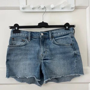 GAP jeansshorts - GAP Denim jeansshorts i storlek 26. Skulle säga de passar XS och kanske S. Fina och i mycket gott skick!